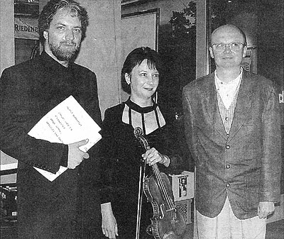 Ein neues Opus des Wernberger Komponisten Helmut Burkhardt (rechts, zusammen mit Petras Geniusas (links) und Elena Denisová wurde beim Kammermusikmarathon in Riedenburg uraufgeführt. Bild: Greiner