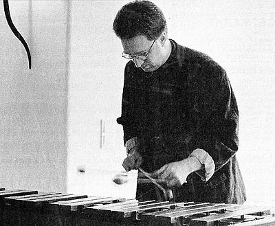 Mark Christopher Lutz spielt auf Marimba- und Vibraphon Originalwerke und Bearbeitungen stets so, als seien sie für kein anderes Instrument gedacht. Bild: Baehnisch