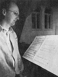 Der Komponist und sein Werk: Helmut Burkhardt vor „Senza". Foto: hu