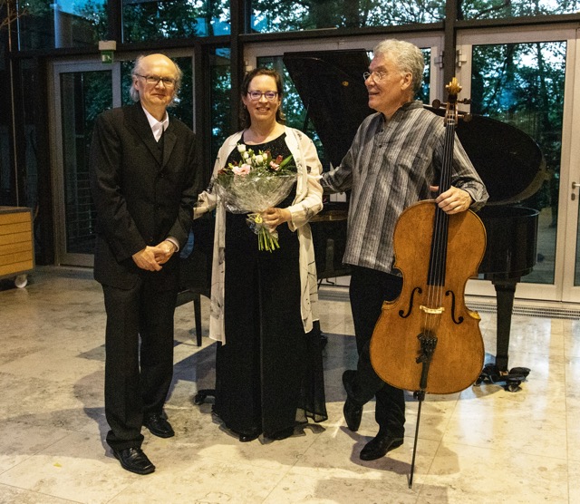 Erhielten langanhaltenden Applaus: Helmut Burkhardt, Jennifer Fichet und Xavier Gagnepain (von links). Bild: Monika Renda/exb